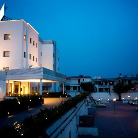 Vibe By The Lalit Traveller Faridabad Exterior foto